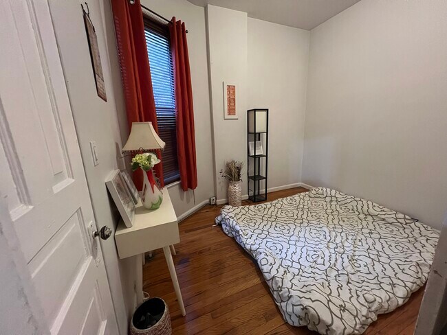 Building Photo - 1516 W Thome Ave