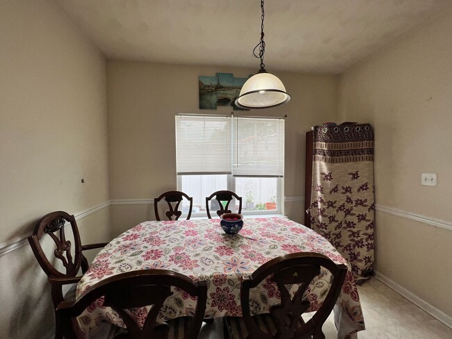 Building Photo - 3 bedroom home in sought after Whitaker Pl...
