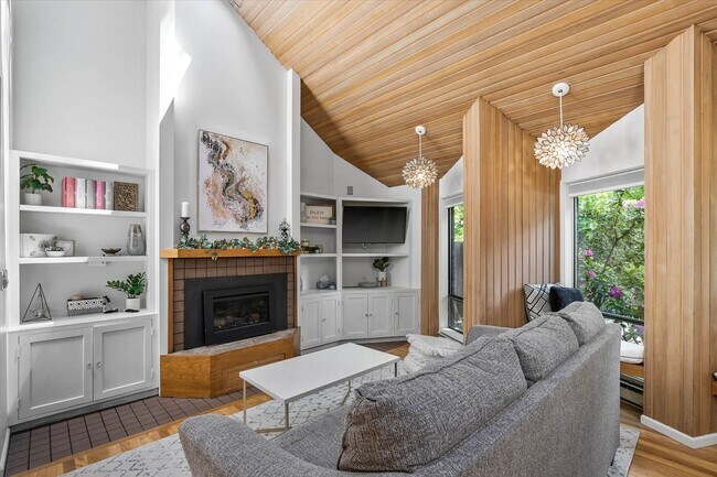 Building Photo - "Luxurious 5-Bedroom Spokane Retreat with Pool, Guest Suite, and Stunning Finishes!"