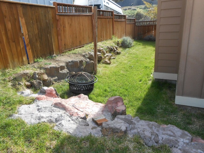 Building Photo - 1056 NE Parkview Ct