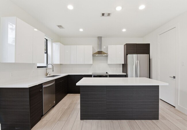 Building Photo - 1530 Primrose St