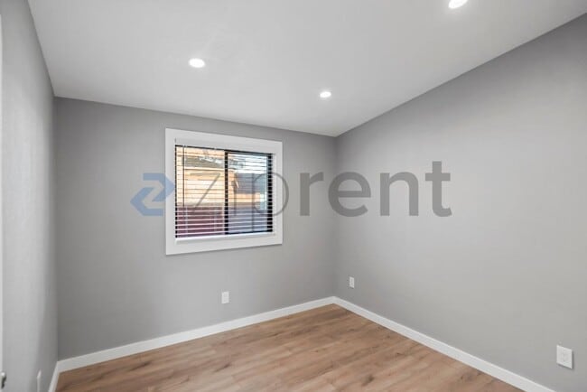 Building Photo - 161 Pecks Ln