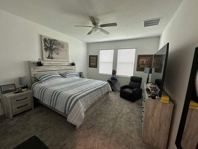 Building Photo - Beautiful 4 bedroom, 2 bathroom home near ...