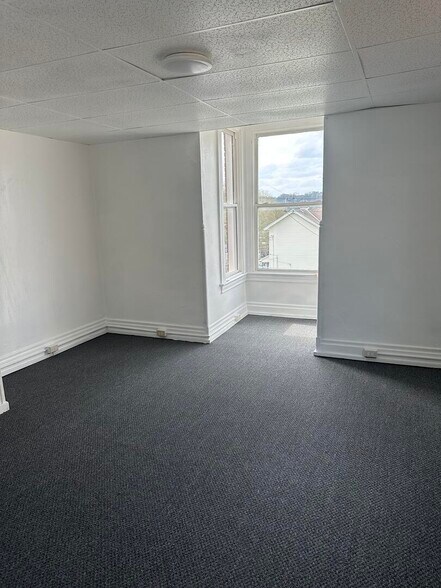 Building Photo - 300 E 12th Ave