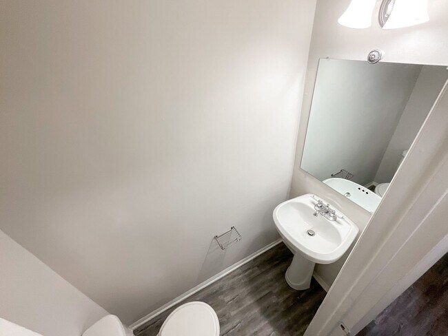Building Photo - COMING SOON! Charming 2-Bed, 1.5-Bath Retr...