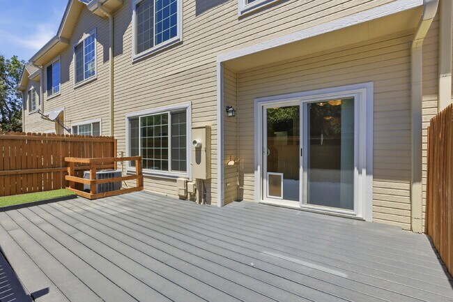Building Photo - $2,735.95 - 3 Bed, 2.5 Bath Townhome in Aurora with In Unit Laundry!
