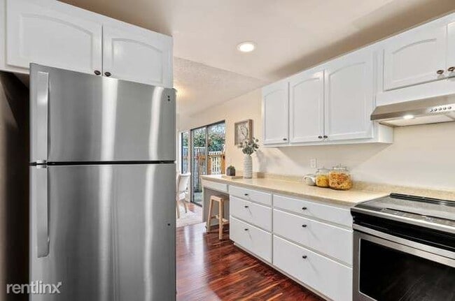 Building Photo - 2 br, 2.5 bath House - 12512 SE 42nd St # 512