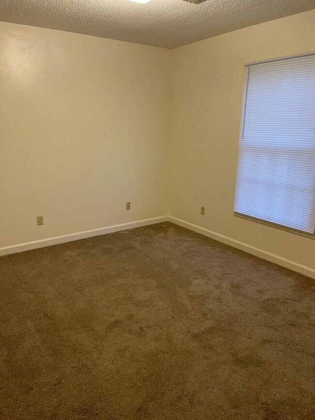 Building Photo - 3 Bedroom / 2 Bath Apt  Kingsport TN