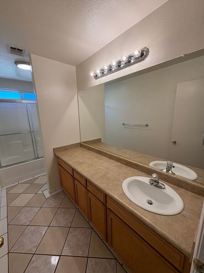 Building Photo - 2 Story Home Near Shopping Center Rent Ready!