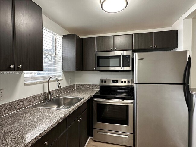 Building Photo - 5661 SW 36th Ct