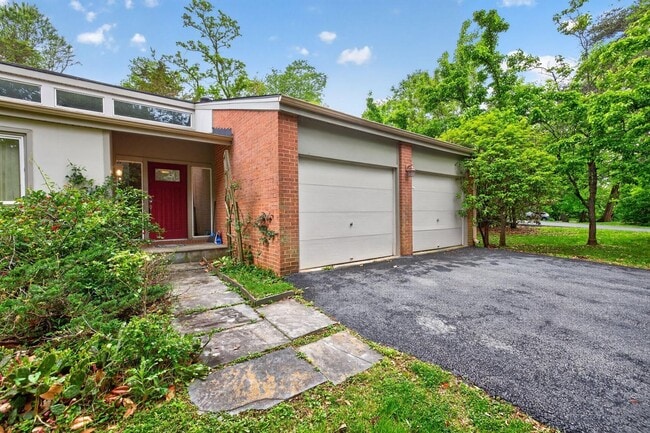 Building Photo - 9404 Woodington Dr