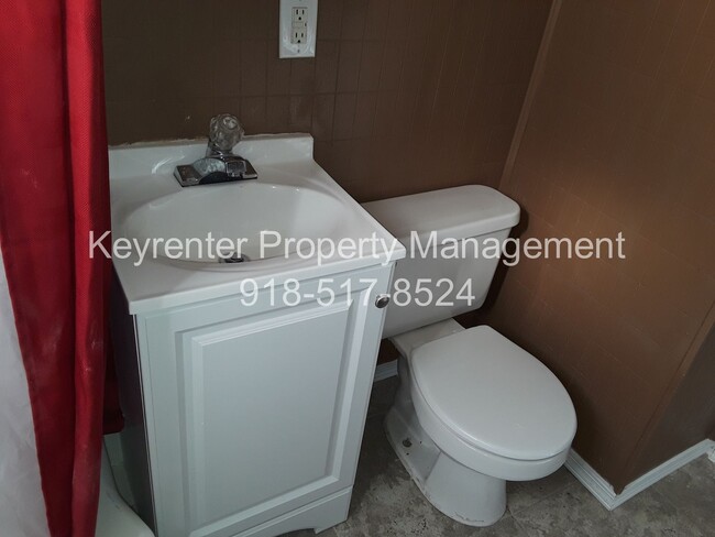 Building Photo - Spacious 4 Bedroom House