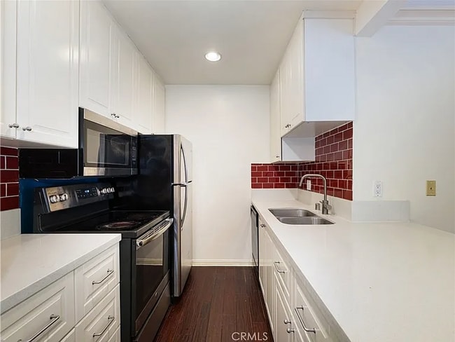 Building Photo - Top Floor 2bd/2ba Condo in the Heart of Playa Del Rey!