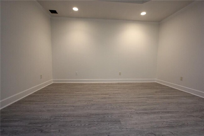 Building Photo - 818 Springlake Rd
