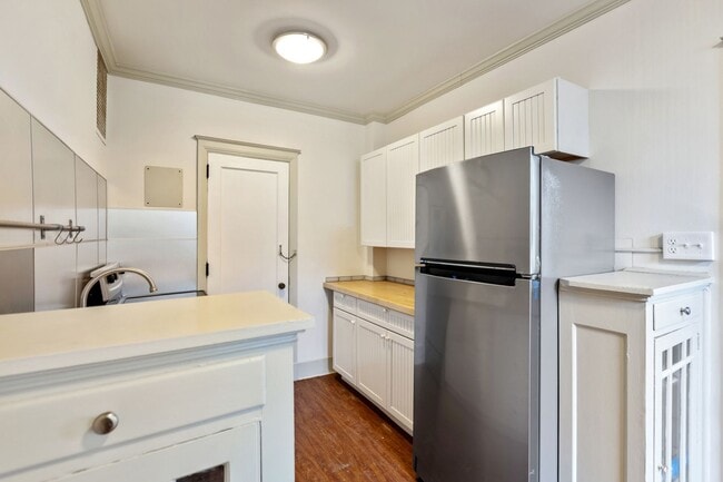 Building Photo - Charming Trolley Square Unit- Showing Frid...