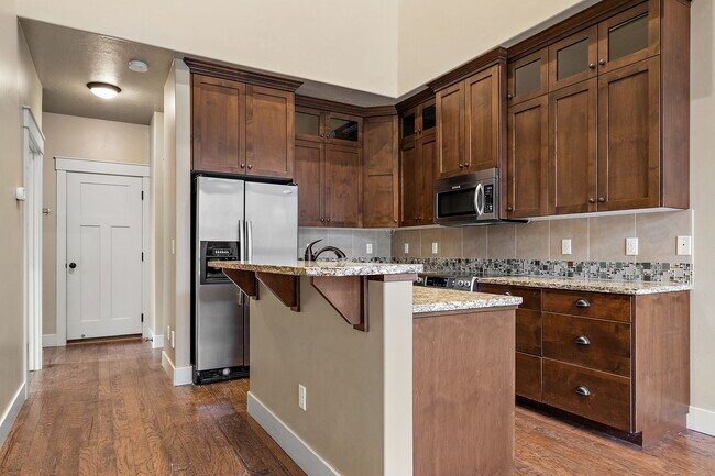 Building Photo - 923 S Lone Willow Ave