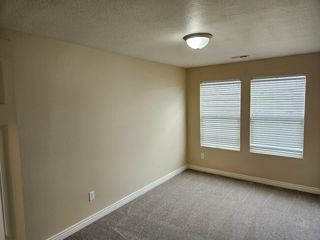 Building Photo - New Carpet & Paint 3 Bd 2.5 Ba Townhome In...