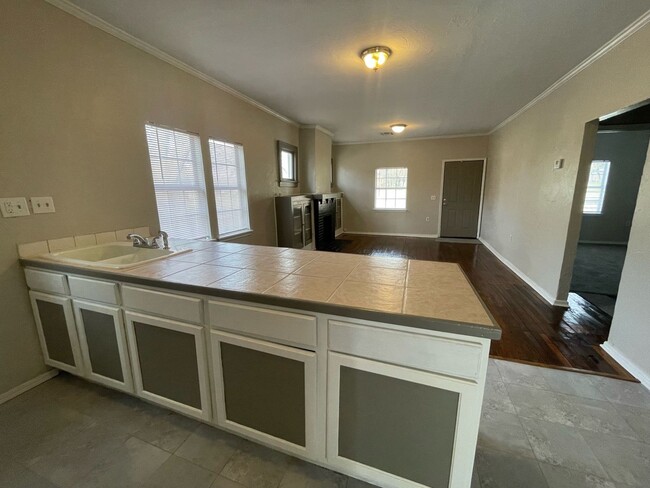 Building Photo - Move -in Special: 3 Bed Home OKC