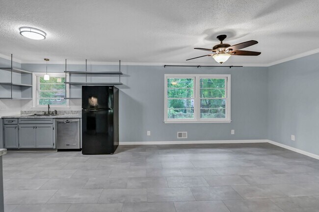 Building Photo - Newly Updated 3 Bedroom Home with Spacious...
