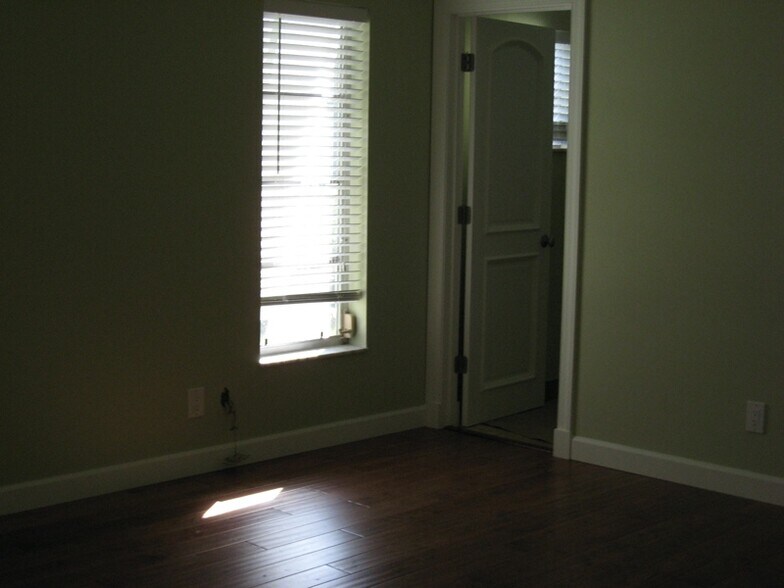 Building Photo - 1 SE Sharon St