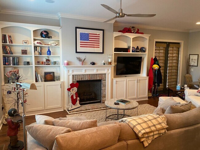 Building Photo - 4BR/4.5BA Furnished Townhome For Rent