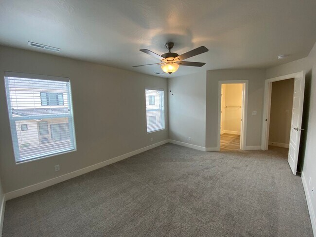 Building Photo - Mustang Townhome!!
