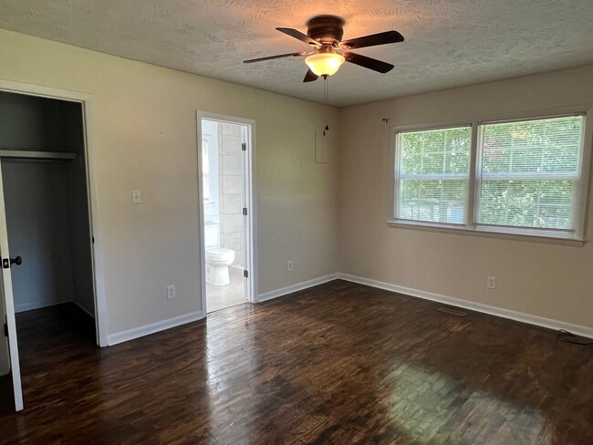 Building Photo - Conveniently Located Home with Fenced Back...