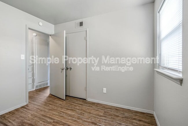 Building Photo - 3221 Beechwood Dr
