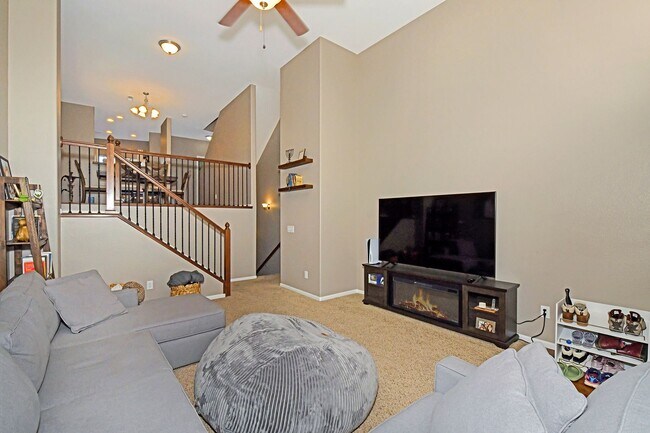 Building Photo - 2-Story Townhome - Excellent Condition- Oc...