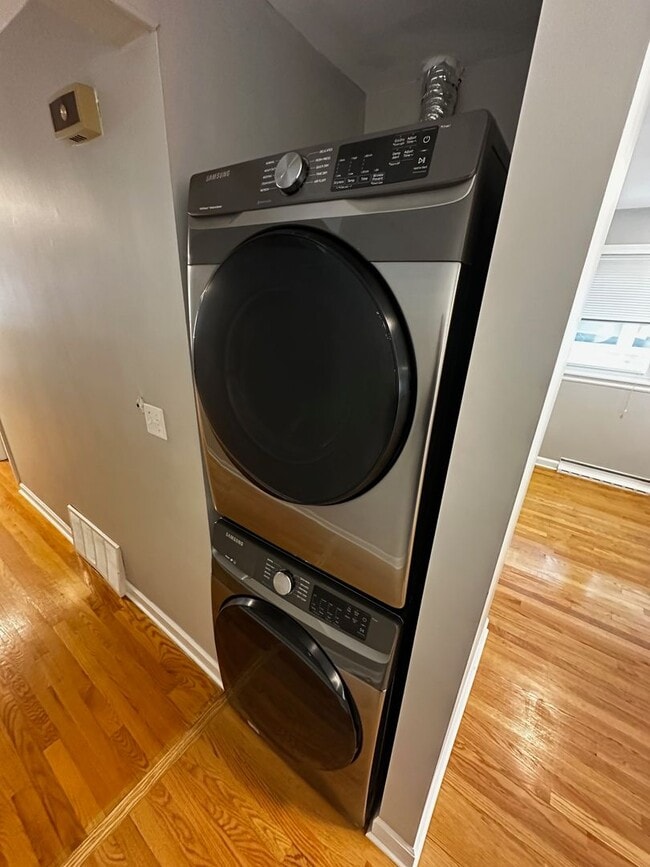 Building Photo - Spacious 2 Bed, 1 Bath, Plus Den/Office in...