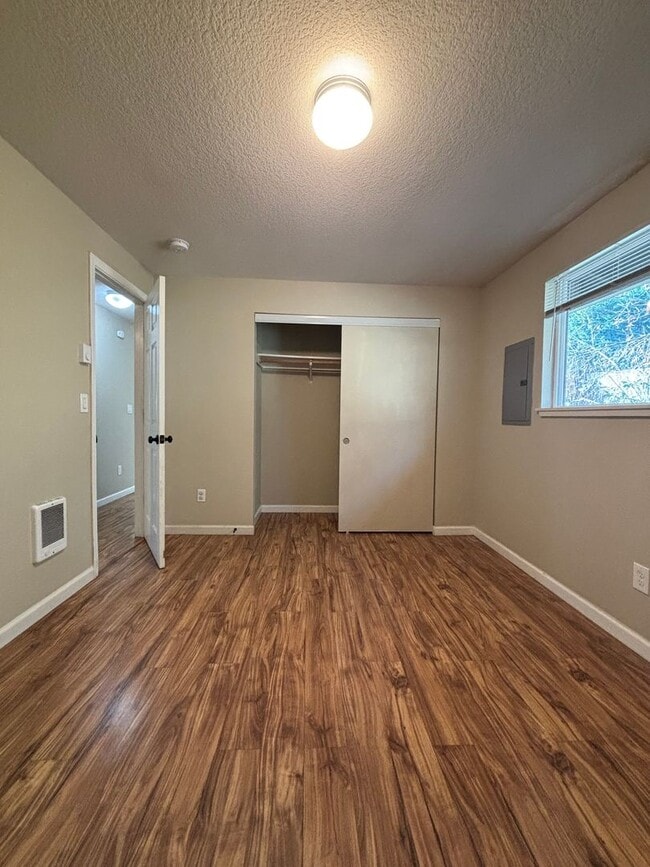 Building Photo - Located in a Desirable Area in Wilsonville 2 Bedroom Unit in a 4 Plex