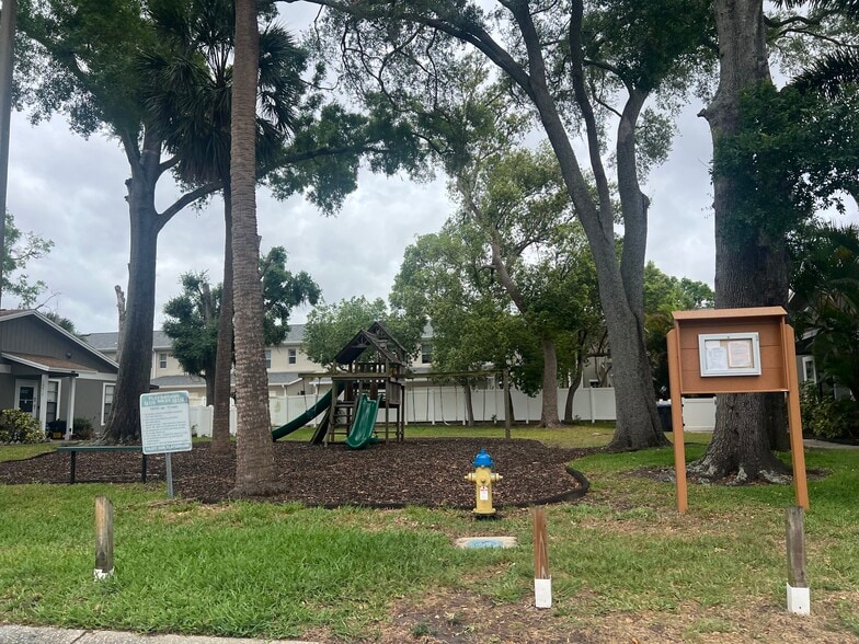 Building Photo - 10101 Lake Oak Cir