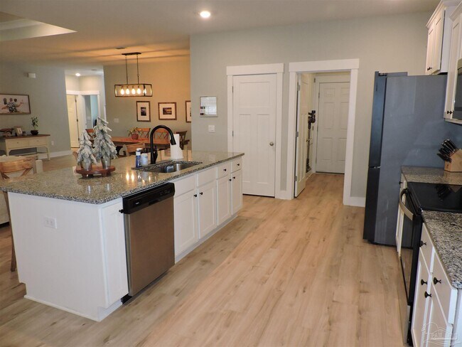 Building Photo - 10612 Davenport Lp