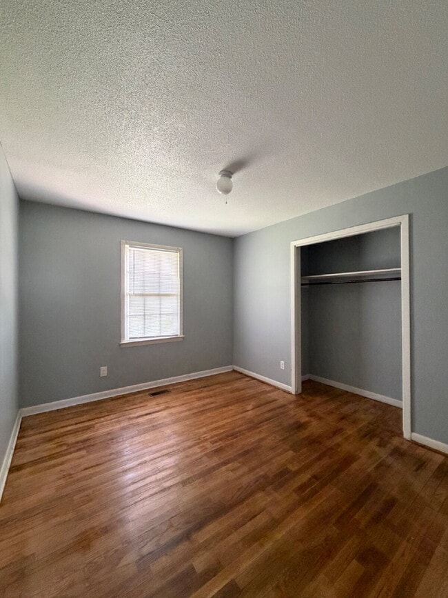 Building Photo - CUTE 3 BR, 1 BA BRICK HOME IN CONVENIENT MT OLIVE LOCATION