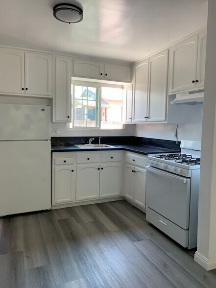 kitchen - 9044 Hubbard St