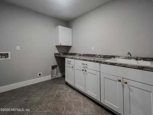 Building Photo - 4325 Appleton Ave