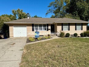 Building Photo - 4 Bedroom Home Near Downtown Lee’s Summit