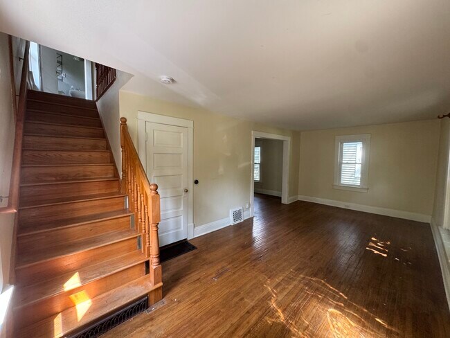 Building Photo - 647 Hardin Ave
