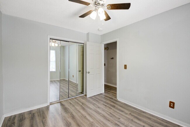 Building Photo - 7945 Parklane Ct