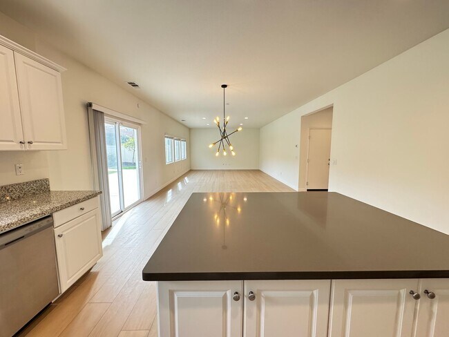 Building Photo - Beautiful 5Bd/3.5Ba Home in Cul-de-Sac in Riverside w/new Turf Back Yard and New Carpet!