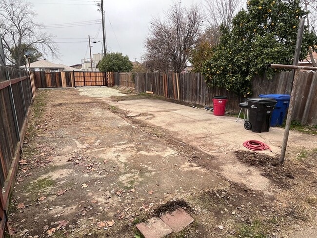 Building Photo - NICE UPDATED DUPLEX IN SACRAMENTO!!