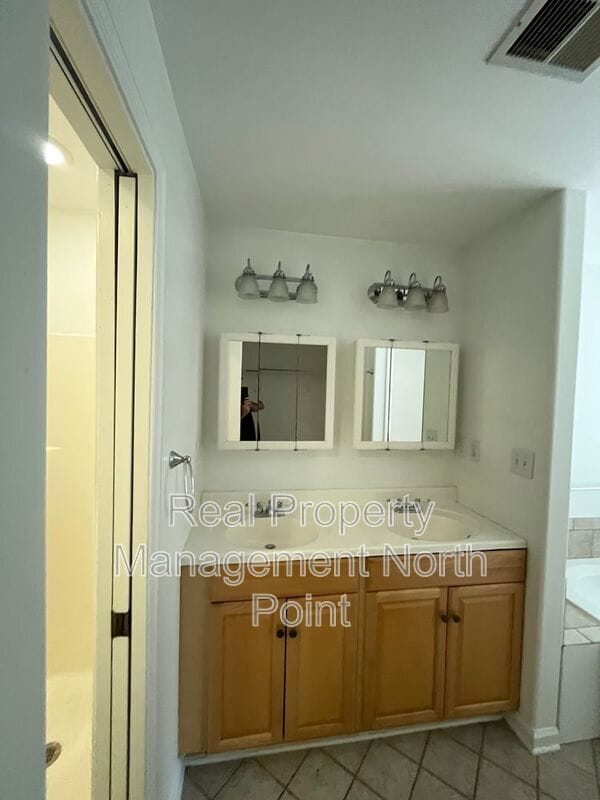 Building Photo - 889 Crew St SW