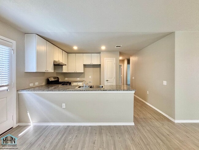 Building Photo - Live in Luxury in this beautiful 3bed/2bat...