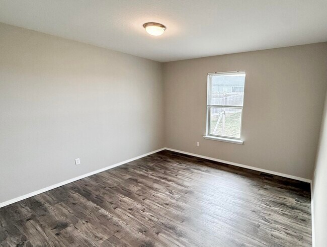 Building Photo - 633 S Southgate Dr