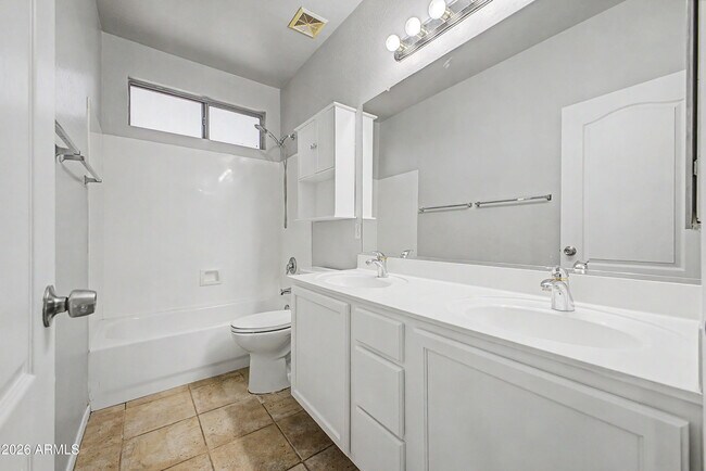 Building Photo - 8634 E Hillview St