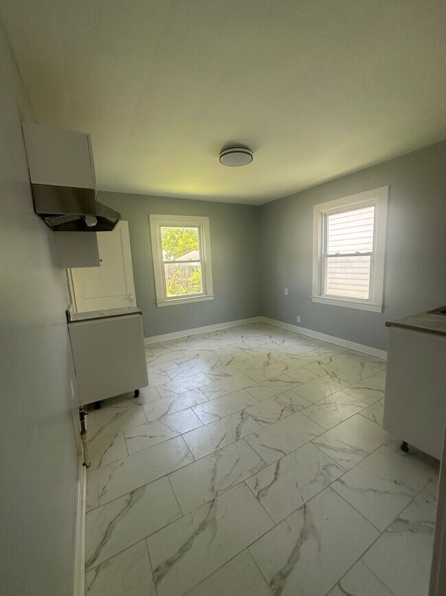 Building Photo - 529 Beecher St