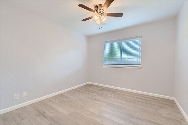 Building Photo - Stunning 4 bedroom for rent, mature trees,...