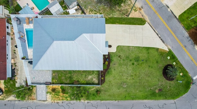 Building Photo - 121 Christmas Tree Ln