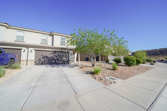 Building Photo - Spacious Townhome for Rent – Prime Location!