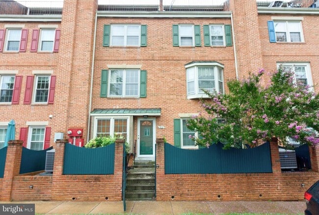 Building Photo - 760 N Vermont St